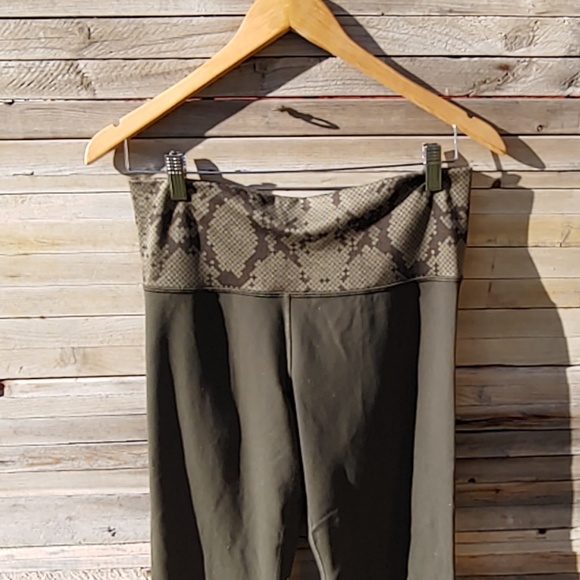 Lululemon yoga pants - Picture 2 of 4